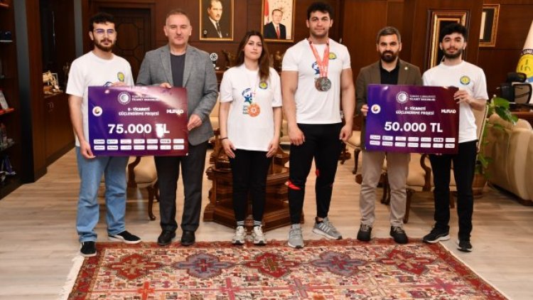 Harran Üniversitesi Rektörü Güllüoğlu, Başarılı Öğrencileri Makamında Ağırladı