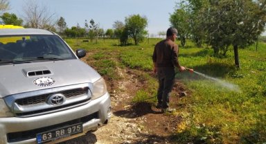 Hilvan'da Park ve Bahçeler Müdürlüğü Yabani Ot Temizliğine Devam Ediyor