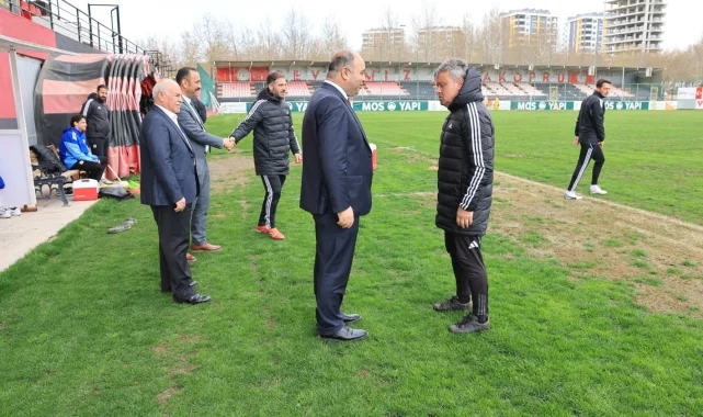 Karaköprü Belediye Başkanı Nihat Çiftçi'den Antrenman Ziyareti ve Maç Desteği