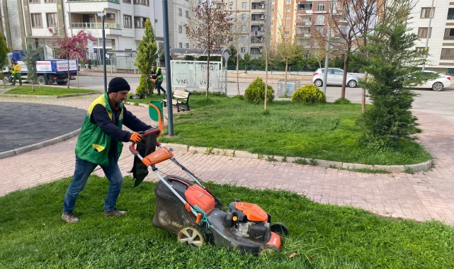Karaköprü Parkları Yaza Hazırlanıyor: Ekipler Çalışmalara Devam Ediyor