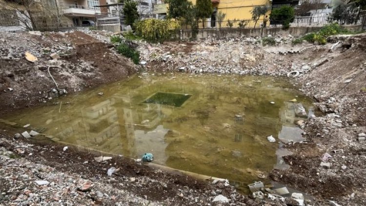 Karaköprü'de İnşaat Alanı Tehlike Saçıyor: Yağmur Suları Binalara Sızıyor