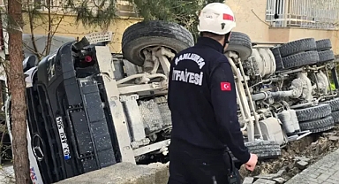 Korku uyandırdı! Şanlıurfa’da beton mikseri apartman bahçesine devrildi!