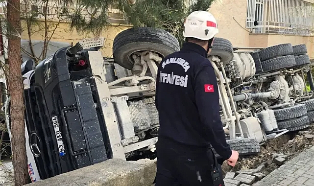 Korku uyandırdı! Şanlıurfa’da beton mikseri apartman bahçesine devrildi!