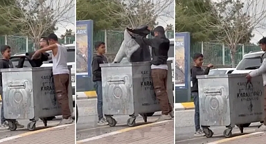 Şanlıurfa’da duygulandıran görüntü: Çöp konteynırından aldığı elbiselerle sevinç yaşadı