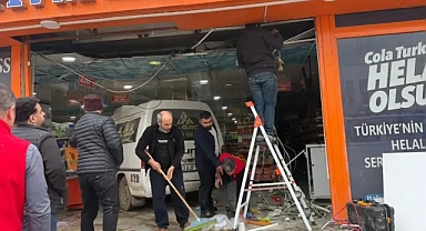 Şanlıurfa’da kontrolden çıkan araç markete daldı!