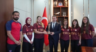 Şanlıurfa Ticaret Odası Başkanı Yetim, Kadın Hokey Takımını Ağırladı