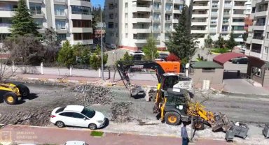 Şanlıurfa'da Mustafa Direkli Caddesi Sıcak Asfaltla Yenileniyor