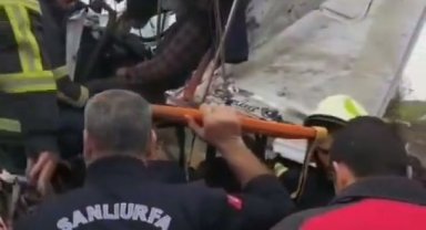 Şanlıurfa'da Tır Kazası: Sürücü Sıkıştı, Ekipler Kurtardı