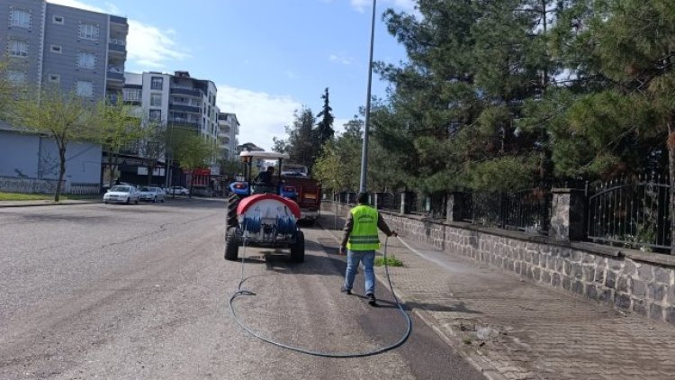 Siverek'te Park ve Bahçeler Müdürlüğü Yabani Otlara Karşı İlaçlama Yaptı
