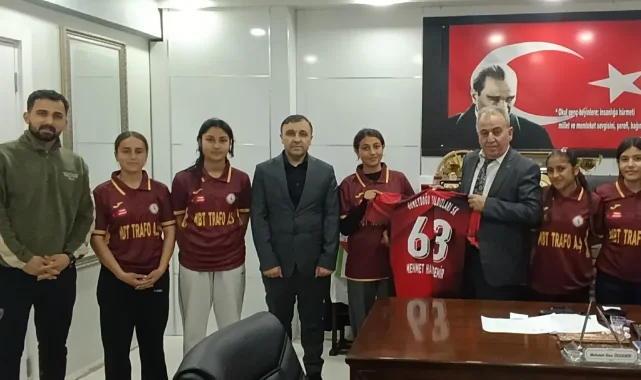 Suruç'ta Kız Öğrencilerden İlçe Milli Eğitim Müdürlüğü'ne Ziyaret