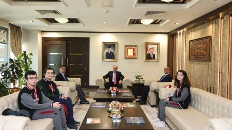 TÜBİTAK Biyoloji Olimpiyatı Madalyalı Öğrencileri ve Heyetler Başkan Gülpınar'ı Ziyaret Etti