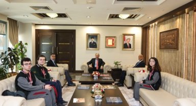 TÜBİTAK Biyoloji Olimpiyatı Madalyalı Öğrencileri ve Heyetler Başkan Gülpınar'ı Ziyaret Etti