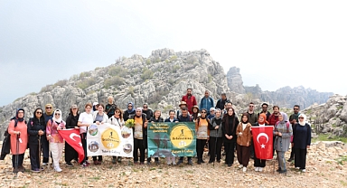 Urfalı doğaseverler Diyarbakır’a çıkarma yaptı: 7 kilometrelik zorlu tırmanış, tek bir kare için