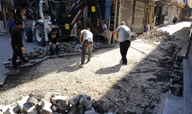 Birecik'te Fırtına Tahribatı Onarılıyor: Kilit Taşları ve Kaldırımlar Yenileniyor