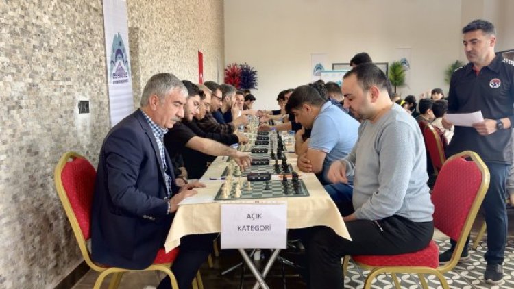 Eyyübiye'de Satranç Turnuvası Başladı: Millet Bahçesi'nde Zeka Oyunları