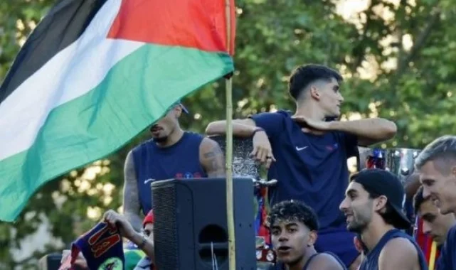 Gazze Halkı, Lamine Yamal İçin Filistin Bayraklı Resim Yaptı