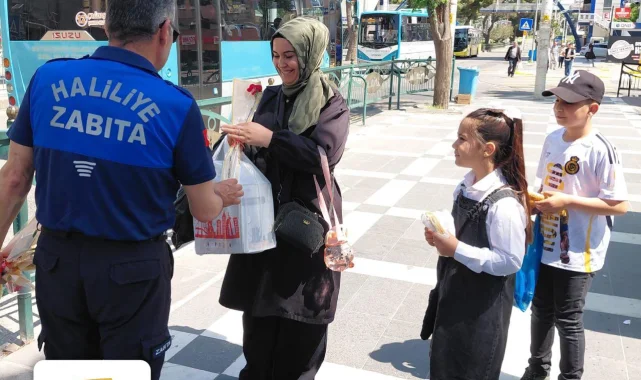 Haliliye'de Zabıta Ekiplerinden Anneler Günü'ne Özel Karanfil Dağıtımı