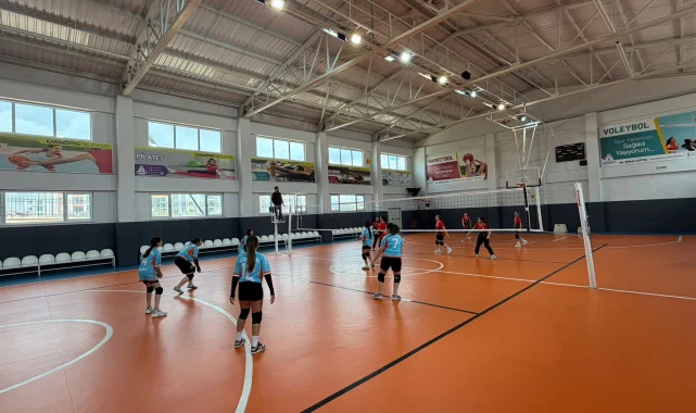 Karaköprü'de Okullar Arası Voleybol Turnuvası Heyecanı Sürüyor