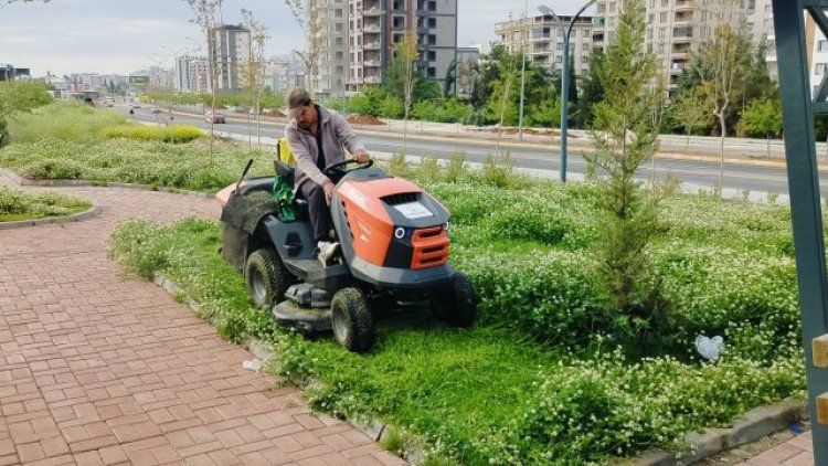 Karaköprü'de Yeşil Alanlar İçin Kapsamlı Çim Biçme Çalışmaları Devam Ediyor