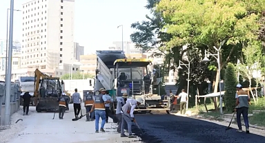 Büyükşehir, Akpıyar Mahallesi’nde Yolları Sıcak Asfaltla