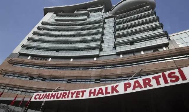 İzmir Büyükşehir Belediye Başkanı Cemil Tugay, CHP'den ayrıldığını duyurdu