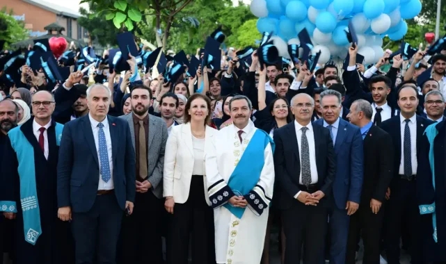 Malatya Turgut Özal Üniversitesi'nde mezuniyet coşkusu