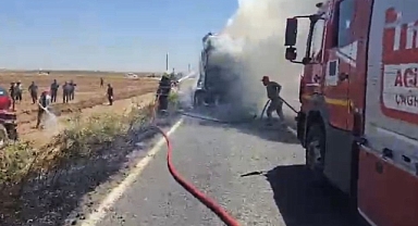 Şanlıurfa’da korkutan yangın: Saman yüklü tır alev alev yandı!