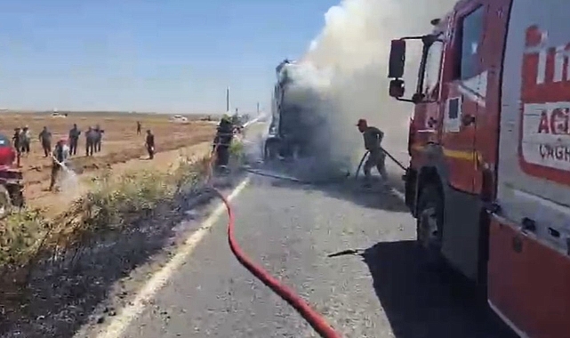 Şanlıurfa’da korkutan yangın: Saman yüklü tır alev alev yandı!