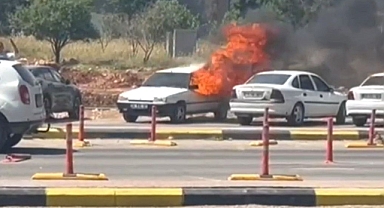 Şanlıurfa Eğitim ve Araştırma Hastanesi önünde park halindeki araç yandı!