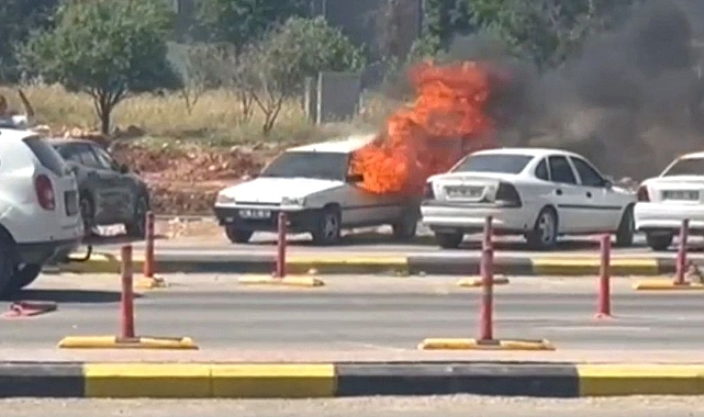Şanlıurfa Eğitim ve Araştırma Hastanesi önünde park halindeki araç yandı!