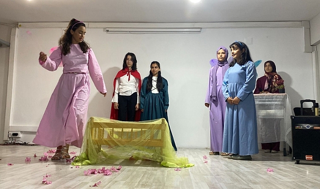 Siverek'te öğrenciler İngilizce tiyatro sahneledi