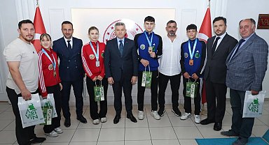 Artvin Valisi Ergün, Türkiye şampiyonu olan başarılı sporcuları ödüllendirdi