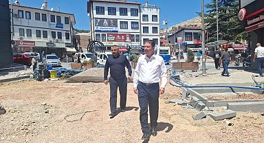 Beypazarı Belediye Başkanı Kasap, Bankalar Caddesi'ndeki çalışmaları yerinde inceledi