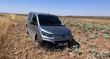 Harran'da kontrolden çıkan otomobil tarlaya uçtu! 
