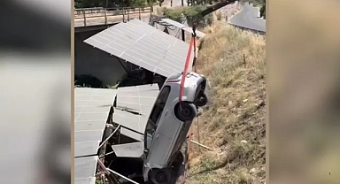 Şanlıurfa Birecik'te trafik kazası: Kontrolden çıkan otomobil güneş panellerine uçtu