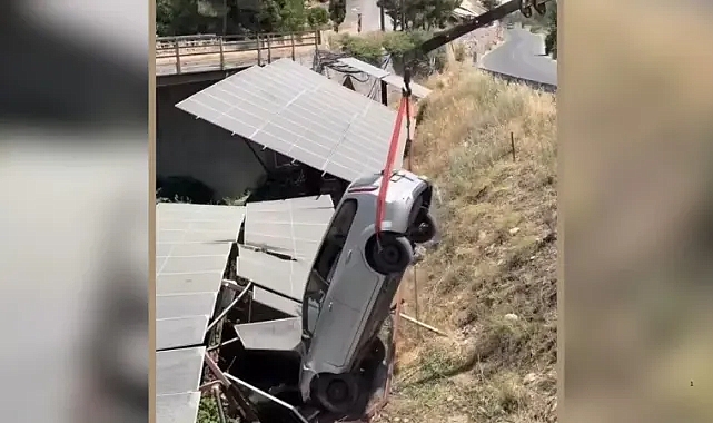 Şanlıurfa Birecik'te trafik kazası: Kontrolden çıkan otomobil güneş panellerine uçtu