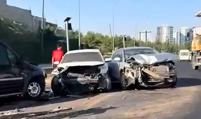Şanlıurfa'da Evren Sanayi Sitesi yolunda zincirleme kaza!