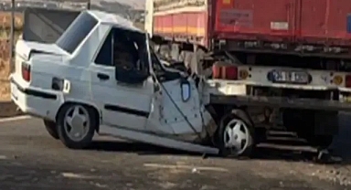 Şanlıurfa’da feci kaza! Otomobil TIR’ın altına girdi