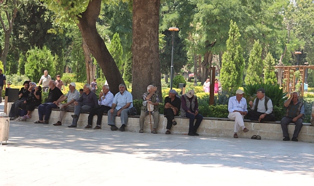 Şanlıurfa'da kavurucu sıcaklar etkisini artırdı: Yaşlılar Balıklıgöl'ün gölgesine sığındı
