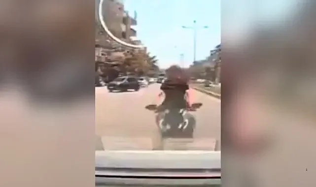 Şanlıurfa'da motosikletin otomobile çarptığı kaza kamerada: 2 kişi havaya savruldu!