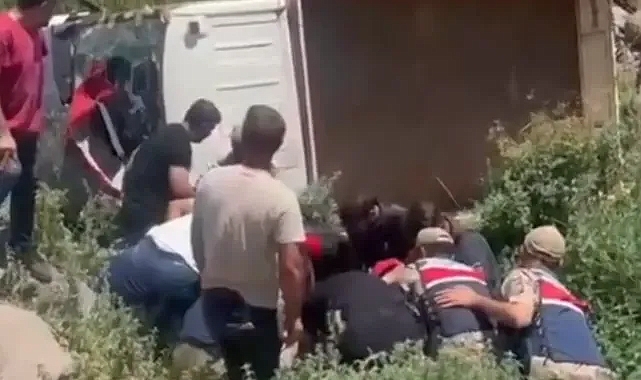 Urfa’da kamyonet kontrolden çıktı! 4 yaralı!